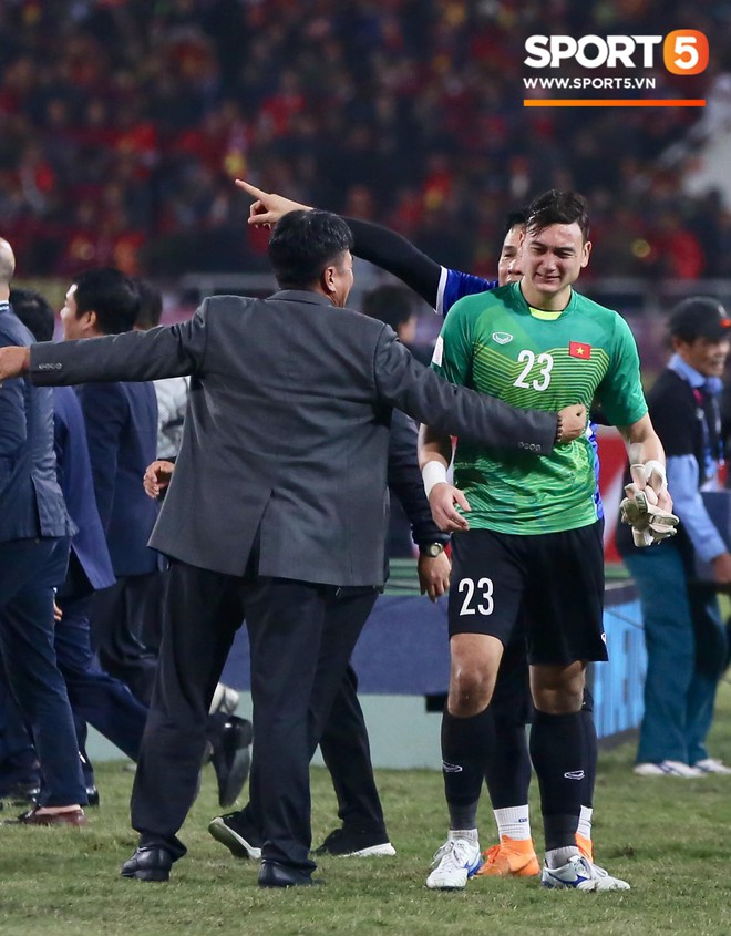 Vô địch AFF Cup 2018, thủ thành Văn Lâm òa khóc rưng rức khi ăn mừng cùng Quế Ngọc Hải - Ảnh 4.
