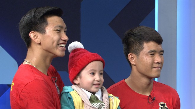 Quang Hải, Đức Chinh bật khóc trong cuộc gặp gỡ xúc động với cậu bé 4 tuổi bị ung thư não trước trận chung kết AFF Cup 2018 - Ảnh 3.