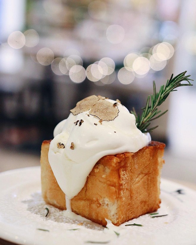 After You nổi tiếng Bangkok cho hẳn nấm truffle l&#224;m topping b&#225;nh toast gi&#225; kh&#244;ng đắt nhưng kh&#244;ng hề dễ mua - Ảnh 2.