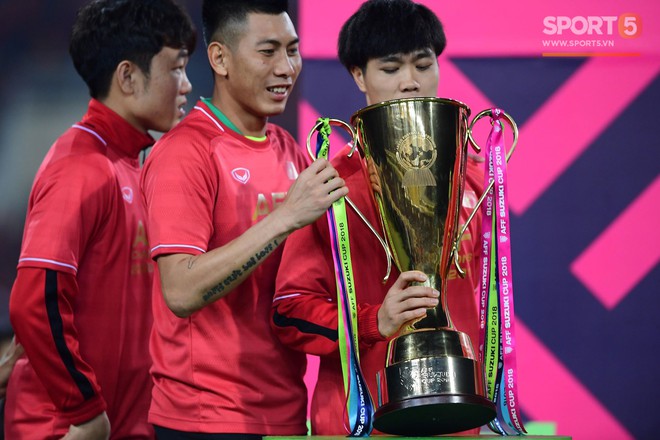 Khoảnh khắc vàng của ngày hôm nay - ĐT Việt Nam nâng cao cúp AFF Cup 2018 - Ảnh 2.