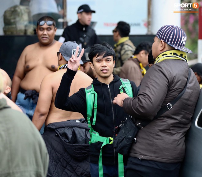 Fan Malaysia cởi trần, uống bia diễu hành cổ vũ giữa trời đông Hà Nội - Ảnh 3.