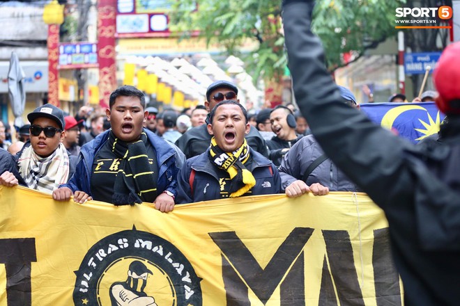 Fan Malaysia cởi trần, uống bia diễu h&agrave;nh cổ vũ giữa trời đ&ocirc;ng H&agrave; Nội - Ảnh 9.