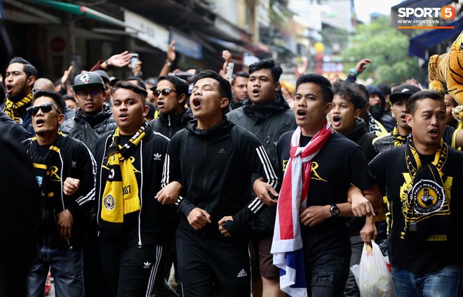 Fan Malaysia cởi trần, uống bia diễu hành cổ vũ giữa trời đông Hà Nội - Ảnh 10.