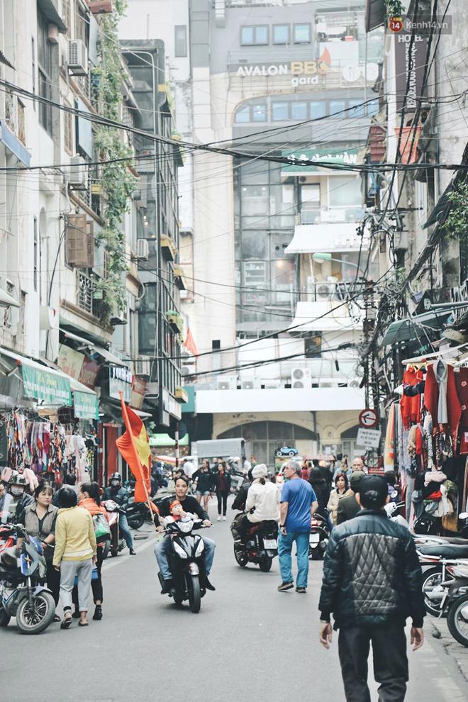 Một H&agrave; Nội vui như Tết trong ng&agrave;y đ&oacute;n chờ trận chung kết lịch sử: Phố phường rộn r&agrave;ng tiếng nhạc, cờ hoa phủ mọi nẻo đường - Ảnh 2.