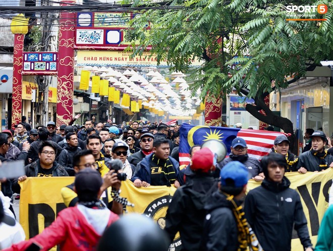 Fan Malaysia cởi trần, uống bia diễu h&agrave;nh cổ vũ giữa trời đ&ocirc;ng H&agrave; Nội - Ảnh 11.