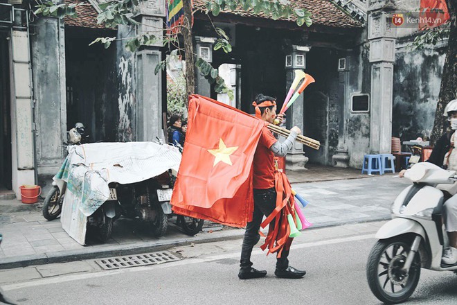 Một Hà Nội vui như Tết trong ngày đón chờ trận chung kết lịch sử: Phố phường rộn ràng tiếng nhạc, cờ hoa phủ mọi nẻo đường - Ảnh 6.