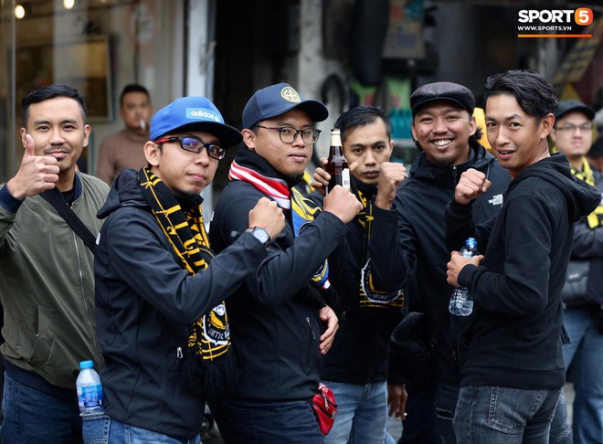 Fan Malaysia cởi trần, uống bia diễu hành cổ vũ giữa trời đông Hà Nội - Ảnh 6.
