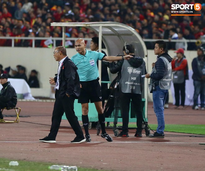 Trọng t&agrave;i đẳng cấp World Cup g&acirc;y bức x&uacute;c v&igrave; li&ecirc;n tục r&uacute;t thẻ phạt cầu thủ Việt Nam - Ảnh 2.
