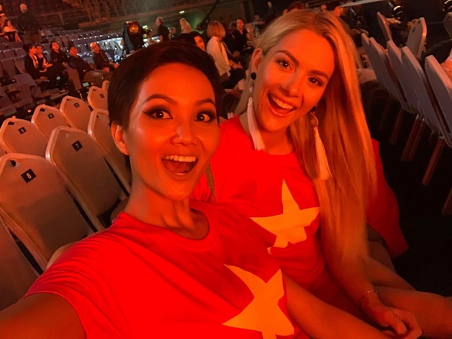 Từng chê bai tiếng Anh của HHen Niê, hoa hậu Mỹ bất ngờ mặc áo cờ đỏ sao vàng ủng hộ bóng đá Việt Nam - Ảnh 2.