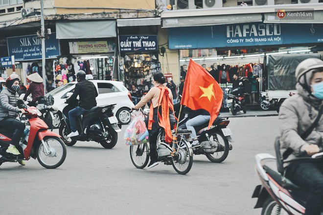 Một Hà Nội vui như Tết trong ngày đón chờ trận chung kết lịch sử: Phố phường rộn ràng tiếng nhạc, cờ hoa phủ mọi nẻo đường - Ảnh 4.