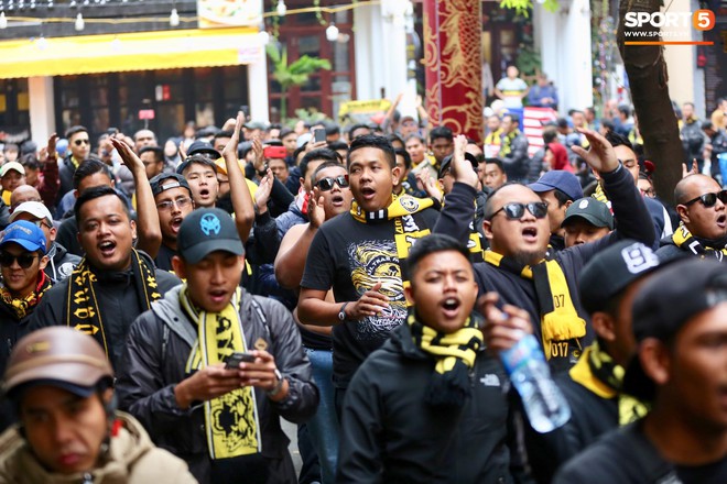 Fan Malaysia cởi trần, uống bia diễu h&agrave;nh cổ vũ giữa trời đ&ocirc;ng H&agrave; Nội - Ảnh 5.