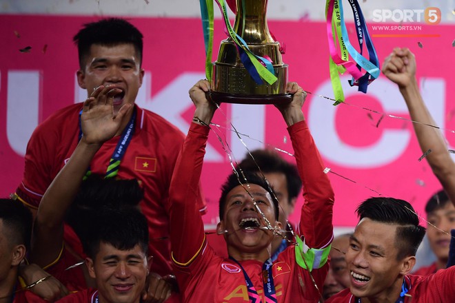 Khoảnh khắc vàng của ngày hôm nay - ĐT Việt Nam nâng cao cúp AFF Cup 2018 - Ảnh 10.