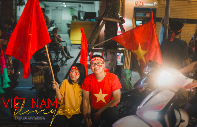 Bộ ảnh cổ vũ đội tuyển Việt Nam đáng yêu của sinh viên Thương mại: Khi tình yêu bóng đá và tình yêu đôi lứa hoà chung nhịp đập - Ảnh 1.