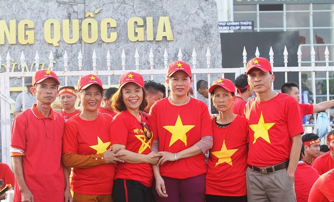 Gia đ&igrave;nh cầu thủ Văn Đức v&agrave; Trọng Ho&agrave;ng d&ugrave; say xe vẫn vượt 300km ra H&agrave; Nội tiếp sức cho đội tuyển Việt Nam - Ảnh 1.