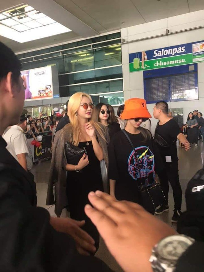 EXID xuất hiện chớp nho&aacute;ng ở s&acirc;n bay T&acirc;n Sơn Nhất, nữ thần Hani chiếm trọn spotlight - Ảnh 1.