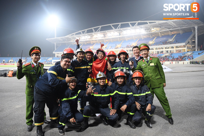 Vô địch AFF Cup, Duy Mạnh không quên tri ân những người hùng thầm lặng tại Mỹ Đình - Ảnh 5.