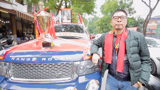 CĐV H&agrave; Nội trang tr&iacute; xế hộp bằng đề can h&igrave;nh quốc kỳ v&agrave; c&aacute;c tuyển thủ để cổ vũ đội tuyển Việt Nam - Ảnh 2.