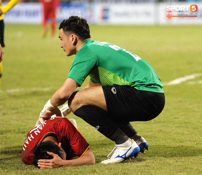 Vô địch AFF Cup 2018, nhưng hành động này cho thấy Văn Hậu vẫn mãi mãi tuổi 19 thôi! - Ảnh 3.