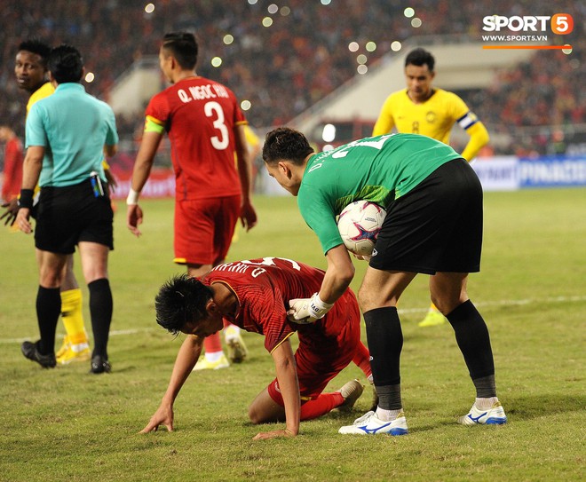 Vô địch AFF Cup 2018, nhưng hành động này cho thấy Văn Hậu vẫn mãi mãi tuổi 19 thôi! - Ảnh 4.