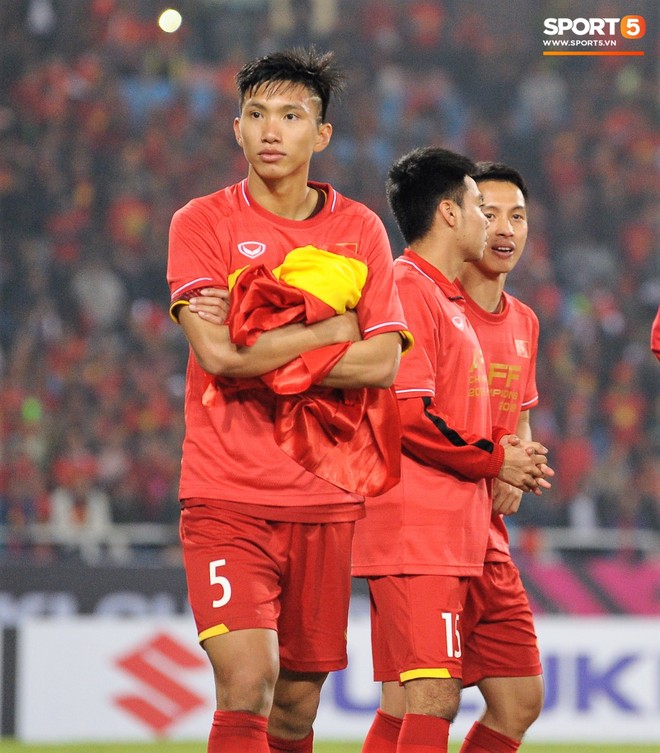 Vô địch AFF Cup 2018, nhưng hành động này cho thấy Văn Hậu vẫn mãi mãi tuổi 19 thôi! - Ảnh 8.