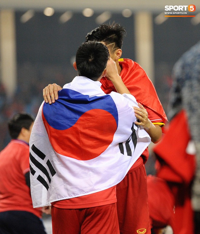 Vô địch AFF Cup 2018, nhưng hành động này cho thấy Văn Hậu vẫn mãi mãi tuổi 19 thôi! - Ảnh 5.