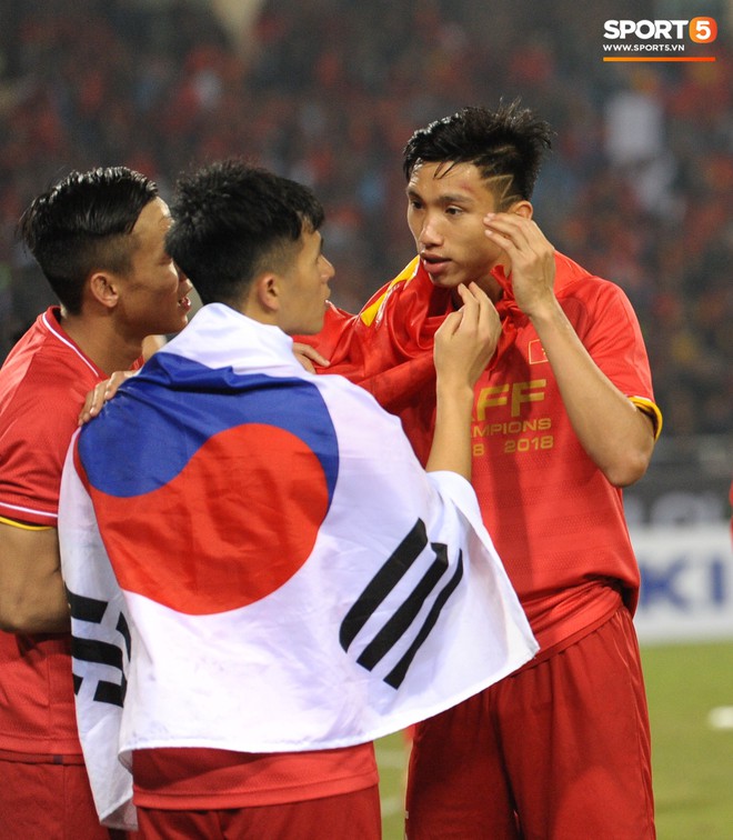 Vô địch AFF Cup 2018, nhưng hành động này cho thấy Văn Hậu vẫn mãi mãi tuổi 19 thôi! - Ảnh 6.