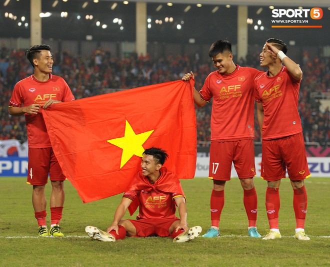 Vô địch AFF Cup 2018, nhưng hành động này cho thấy Văn Hậu vẫn mãi mãi tuổi 19 thôi! - Ảnh 7.