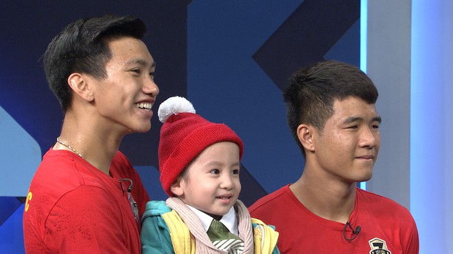 Quang Hải hoàn thành lời hứa mang cúp vàng vô địch về cho Tom - cậu bé 4 tuổi mắc ung thư não - Ảnh 3.