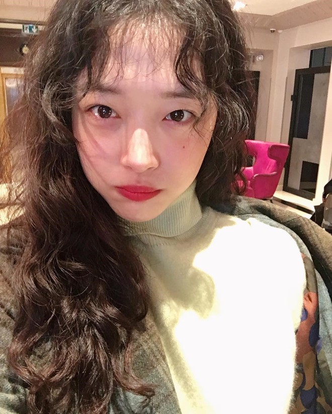 Sulli và Hyuna: Tưởng không giống mà lại giống không tưởng, đặc biệt là cách yêu đương ồn ào đúng kiểu showbiz - Ảnh 4.