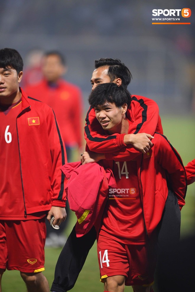Vừa yêu vừa cảm phục các cầu thủ Việt Nam vì loạt khoảnh khắc giản dị nhưng rất ấm áp - Ảnh 9.