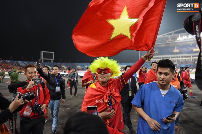 Vừa y&ecirc;u vừa cảm phục c&aacute;c cầu thủ Việt Nam v&igrave; loạt khoảnh khắc giản dị nhưng rất ấm &aacute;p - Ảnh 11.