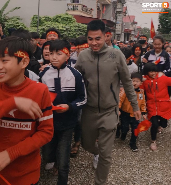 Nh&agrave; v&ocirc; địch Phạm Đức Huy được ch&agrave;o đ&oacute;n như người h&ugrave;ng khi trở về qu&ecirc; nh&agrave; - Ảnh 2.