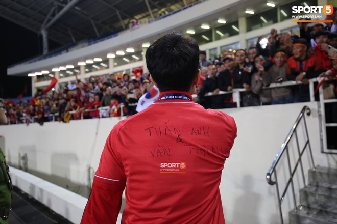 Vừa y&ecirc;u vừa cảm phục c&aacute;c cầu thủ Việt Nam v&igrave; loạt khoảnh khắc giản dị nhưng rất ấm &aacute;p - Ảnh 3.