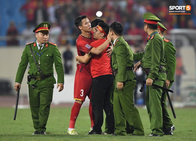 Vừa yêu vừa cảm phục các cầu thủ Việt Nam vì loạt khoảnh khắc giản dị nhưng rất ấm áp - Ảnh 19.