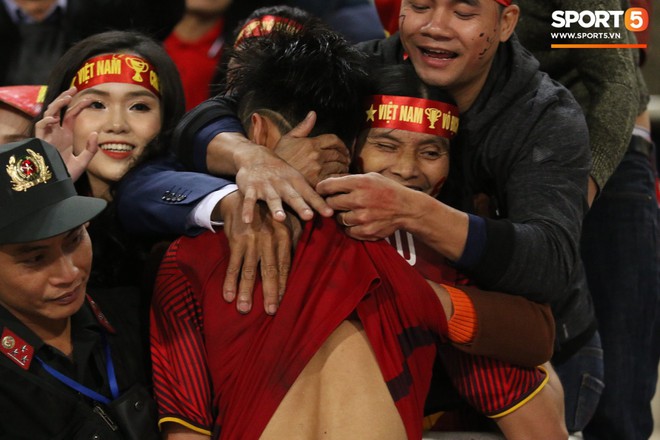 Bố mẹ Đoàn Văn Hậu kể chuyện vui khi bắt xe ôm ra về sau trận chung kết: Tài xế không lấy 50 nghìn, còn năn nỉ chụp ảnh cùng” - Ảnh 5.