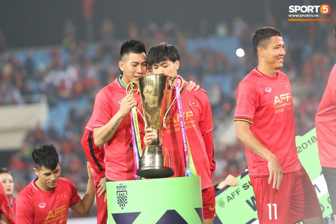 Khoảnh khắc hài hước: Công Phượng tỉ mỉ kiểm tra cúp vàng AFF Cup 2018 là thật hay giả - Ảnh 1.