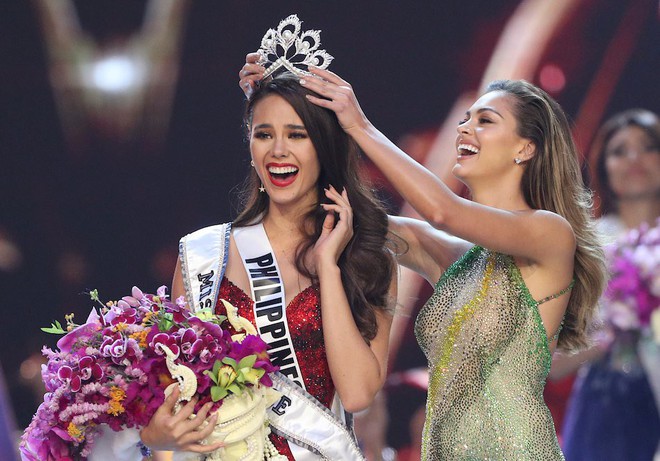 M&igrave;nh Catriona Gray mặc đầm đỏ rực khiến Top 5 Miss Universe 2018 bị v&iacute; như nh&oacute;m T&acirc;n Hoa hậu v&agrave; những người bạn - Ảnh 6.