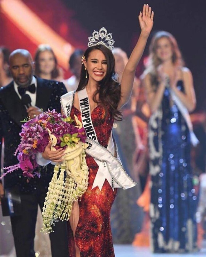 Khoảnh khắc Catriona Gray đứng bên các Hoa hậu Hoàn vũ tiền nhiệm như một dự báo cô ấy sẽ đăng quang Miss Universe! - Ảnh 2.