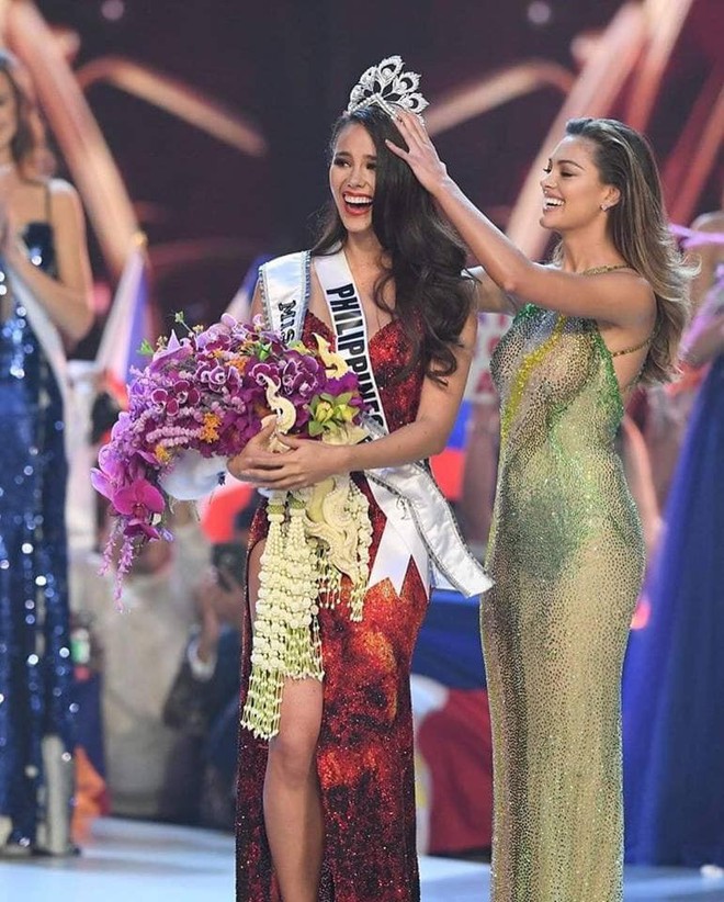 HHen Niê hạnh phúc cầm cao cờ Tổ quốc trên sân khấu chung kết Miss Universe 2018 - Ảnh 1.