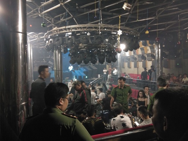 Gần 150 dân chơi nghi phê ma tuý trong quán bar ở Sài Gòn - Ảnh 2.