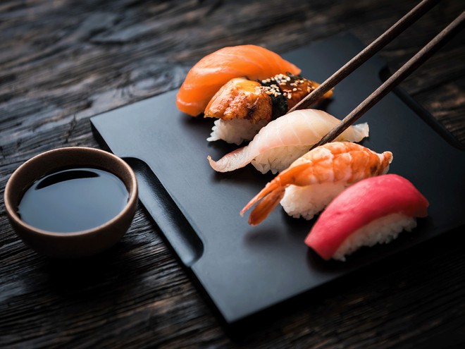 Đầu bếp người Nhật nổi tiếng tiết lộ cách ăn sushi hoàn hảo nhất - Ảnh 2.
