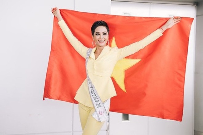 HHen Niê và vali 80 bộ đồ đến với Top 5 Miss Universe: Từ Cờ đỏ sao vàng, Dép tổ ong, Bánh mì cho đến những thiết kế đẹp nhất Việt Nam! - Ảnh 1.