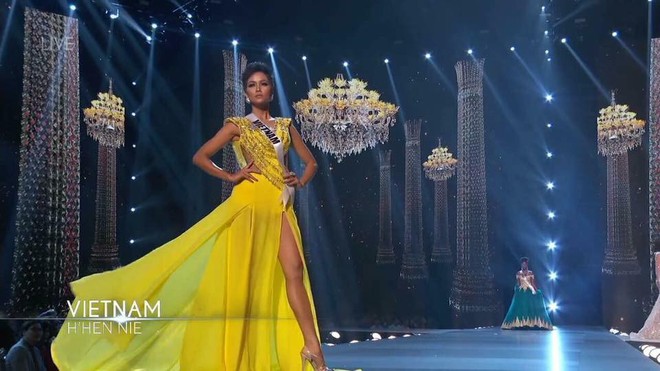 HHen Niê và vali 80 bộ đồ đến với Top 5 Miss Universe: Từ Cờ đỏ sao vàng, Dép tổ ong, Bánh mì cho đến những thiết kế đẹp nhất Việt Nam! - Ảnh 17.