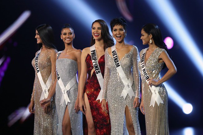 M&igrave;nh Catriona Gray mặc đầm đỏ rực khiến Top 5 Miss Universe 2018 bị v&iacute; như nh&oacute;m T&acirc;n Hoa hậu v&agrave; những người bạn - Ảnh 1.