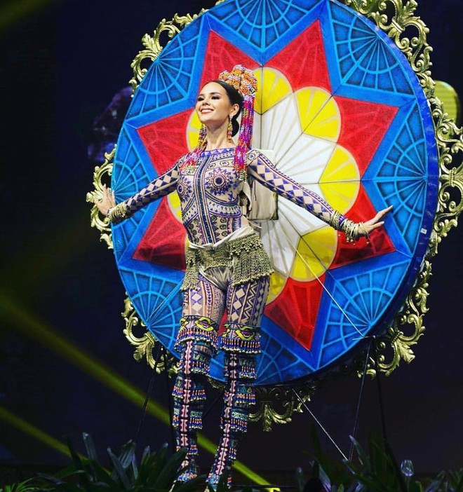 Style của tân Hoa hậu Hoàn vũ Catriona Gray: từ đầu đến cuối đều lộng lẫy như bà hoàng, phần nào đoán được trước cái kết viên mãn - Ảnh 12.