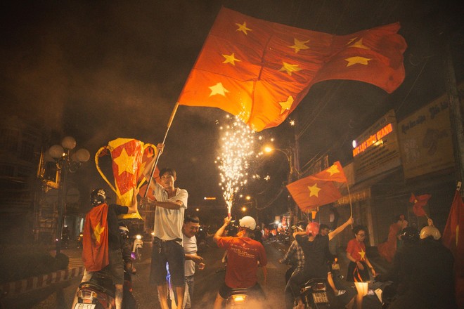 Những khoảnh khắc khó quên của hàng triệu người hâm mộ khi đội tuyển Việt Nam vô địch AFF Cup 2018 - Ảnh 12.