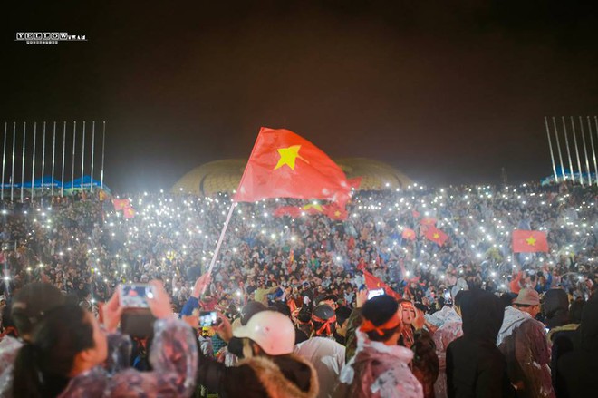 Đà Lạt bình yên là thế mà cũng phải nổ tung vì chiến thắng của ĐT Việt Nam: Hàng ngàn người mặc áo mưa cổ vũ rồi ùa ra đường đi bão - Ảnh 2.