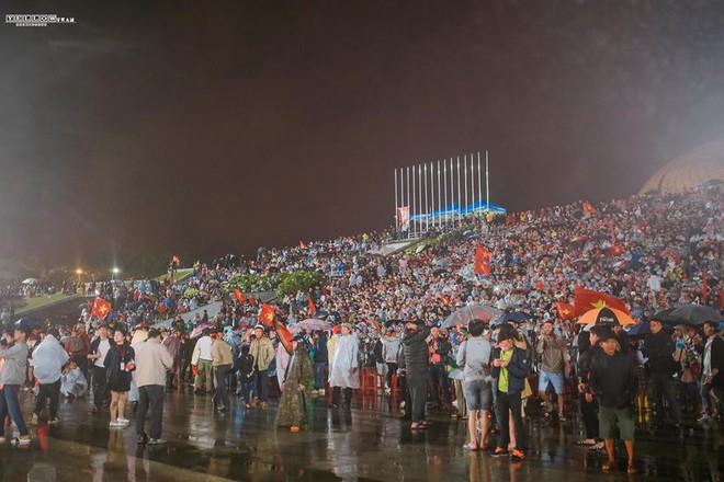 Đà Lạt bình yên là thế mà cũng phải nổ tung vì chiến thắng của ĐT Việt Nam: Hàng ngàn người mặc áo mưa cổ vũ rồi ùa ra đường đi bão - Ảnh 8.