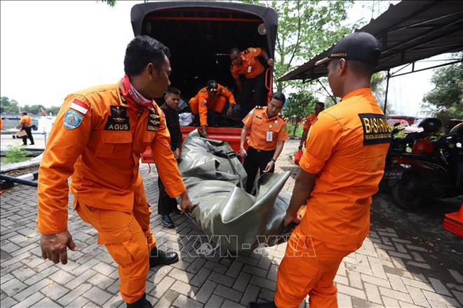 Rơi máy bay tại Indonesia: Lion Air chi hàng triệu USD nối lại chiến dịch tìm kiếm - Ảnh 1.