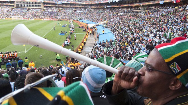 Nói không với kèn vuvuzela: Những tác hại khi cổ vũ bằng chiếc kèn bị cả thế giới xua đuổi - Ảnh 1.